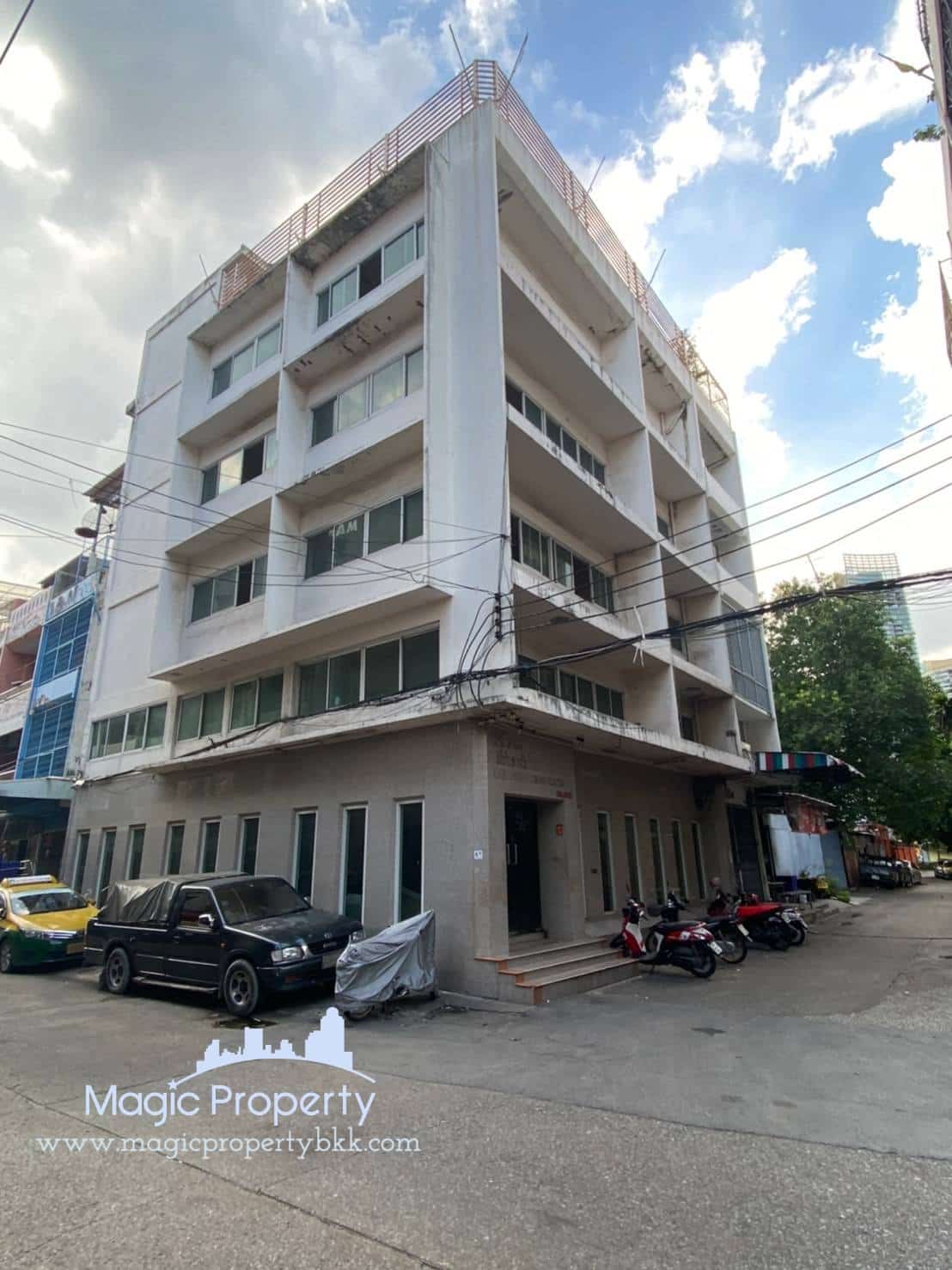 Building For Rent on Kasemrad rd, Khlong Toei, Bangkok